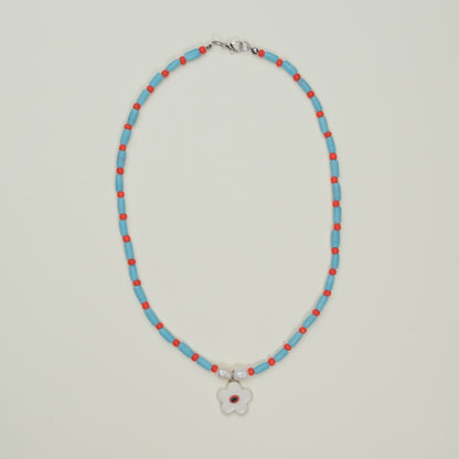 Collana con fiore bianco