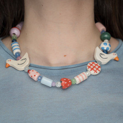 Collana con perline in ceramica e paperelle