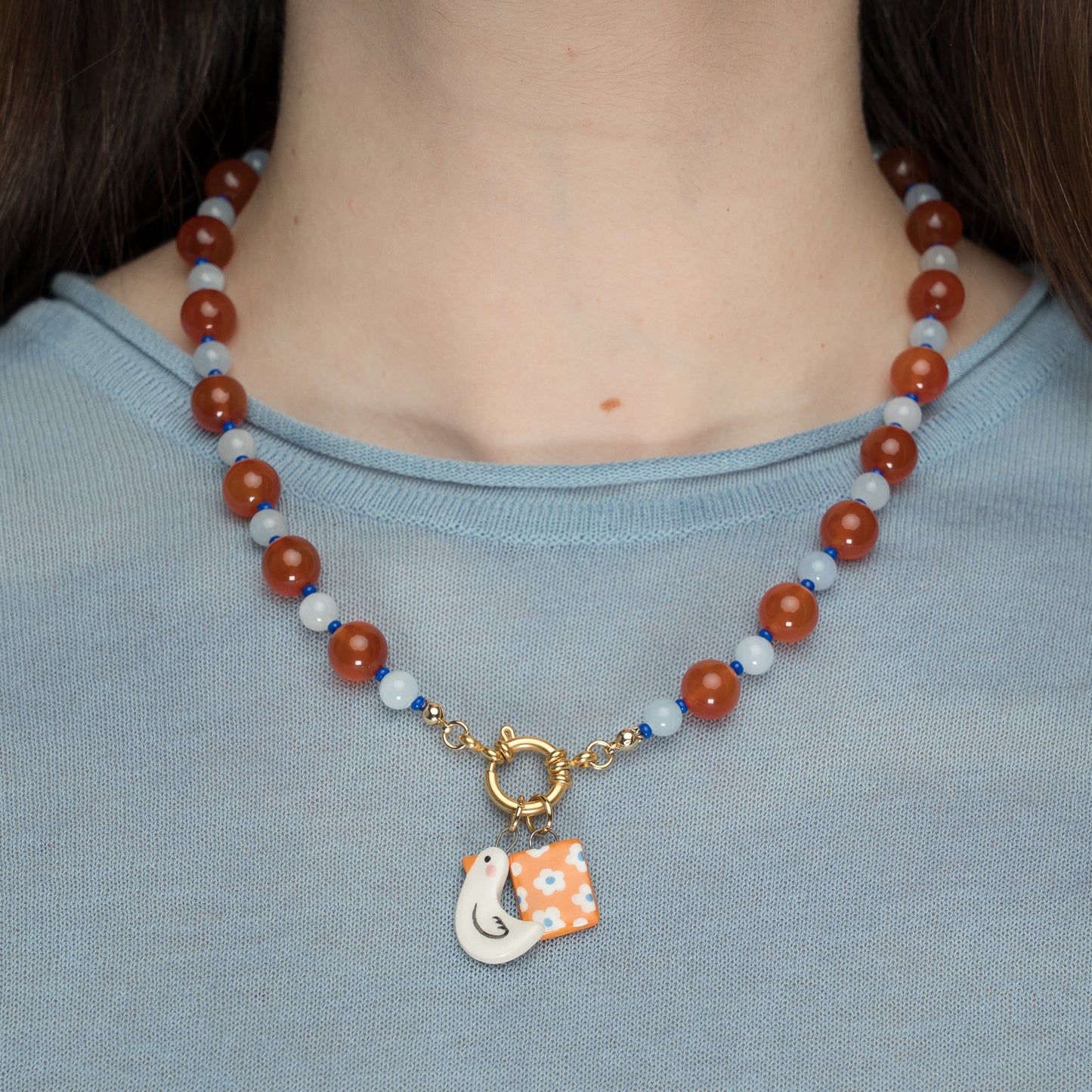 Collana di perle in pietra dura con coppia di ciondoli
