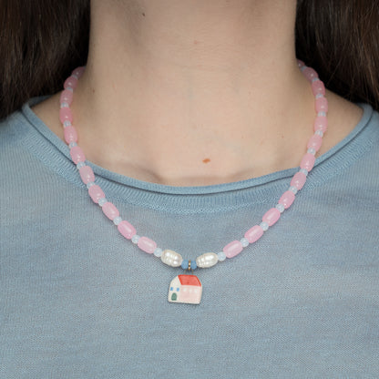 Collana rosa con ciondolo casetta