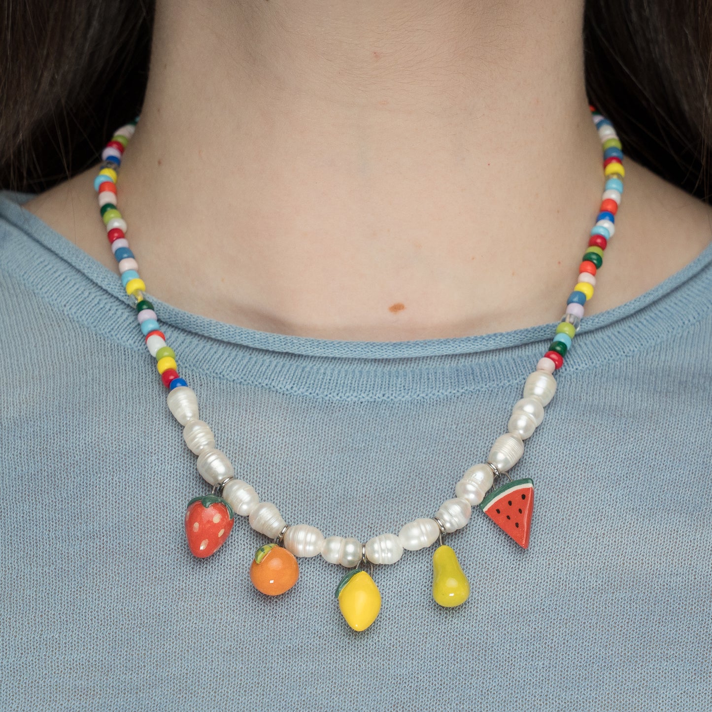 Collana con perle e mix ciondoli frutta
