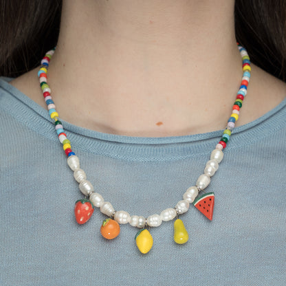 Collana con perle e mix ciondoli frutta