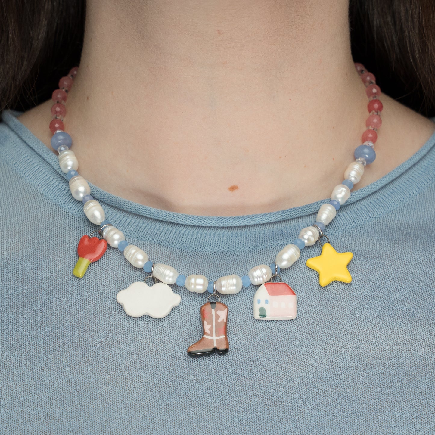 Collana con perle e mix ciondoli