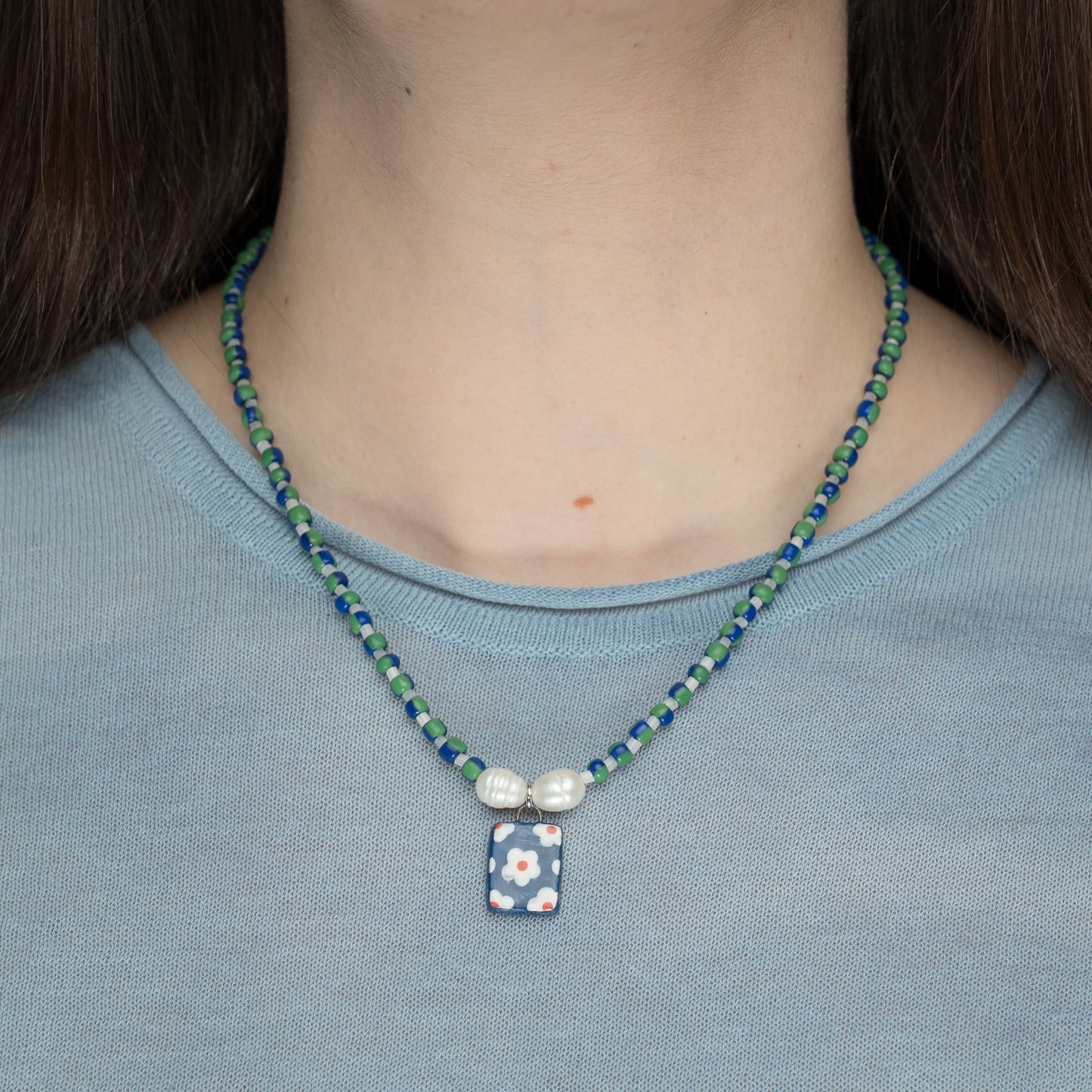 Collana di perline con ciondolo fiorellini