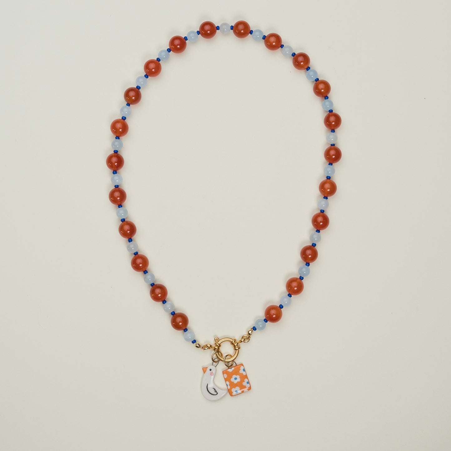 Collana di perle in pietra dura con coppia di ciondoli