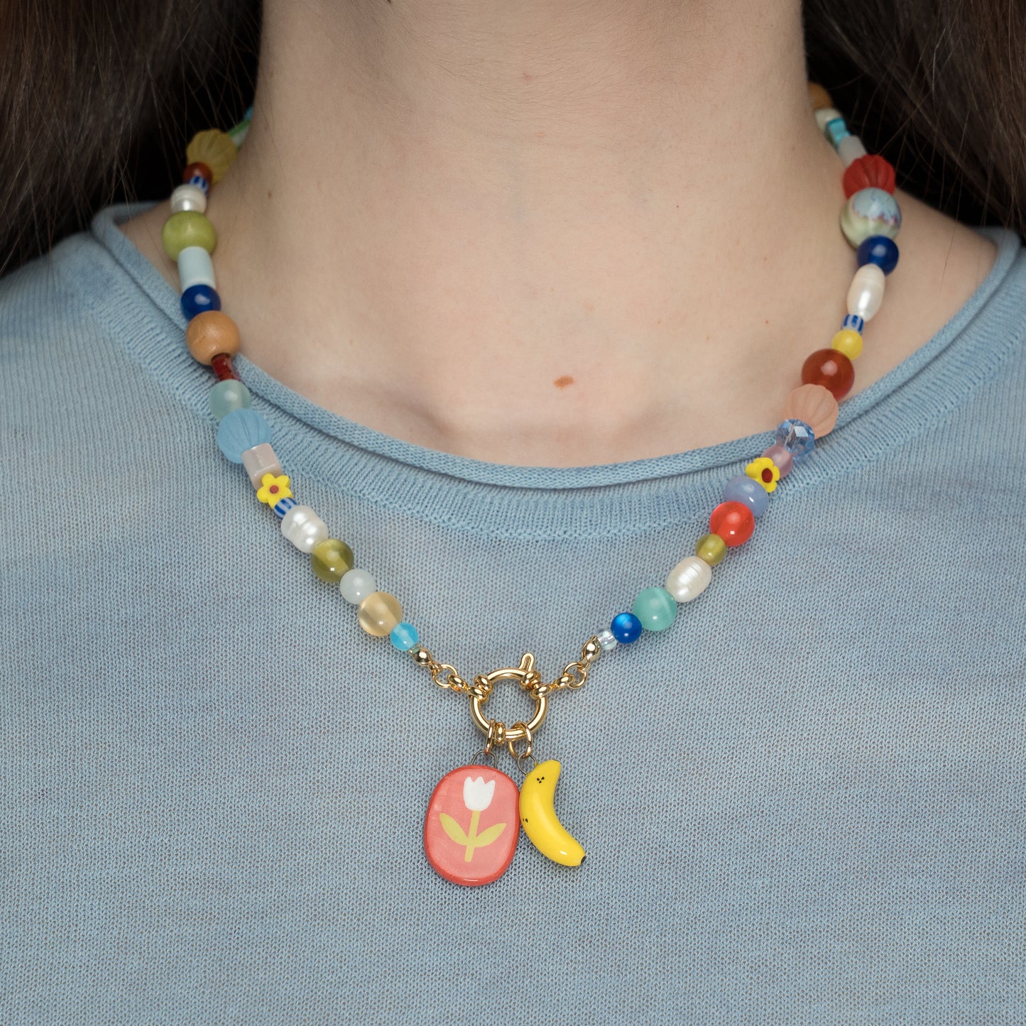 Collana colorata con coppia di ciondoli