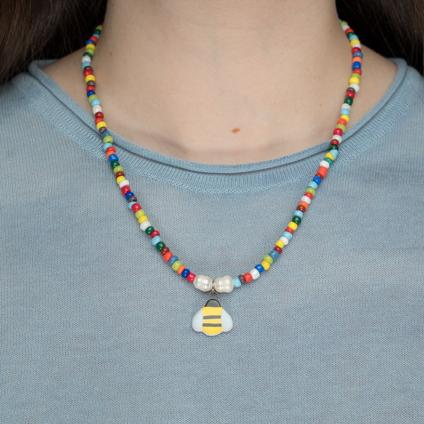 Collana di perline colorate con ciondolo apetta
