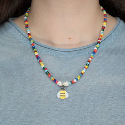 Collana di perline colorate con ciondolo apetta