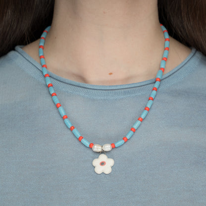 Collana con fiore bianco