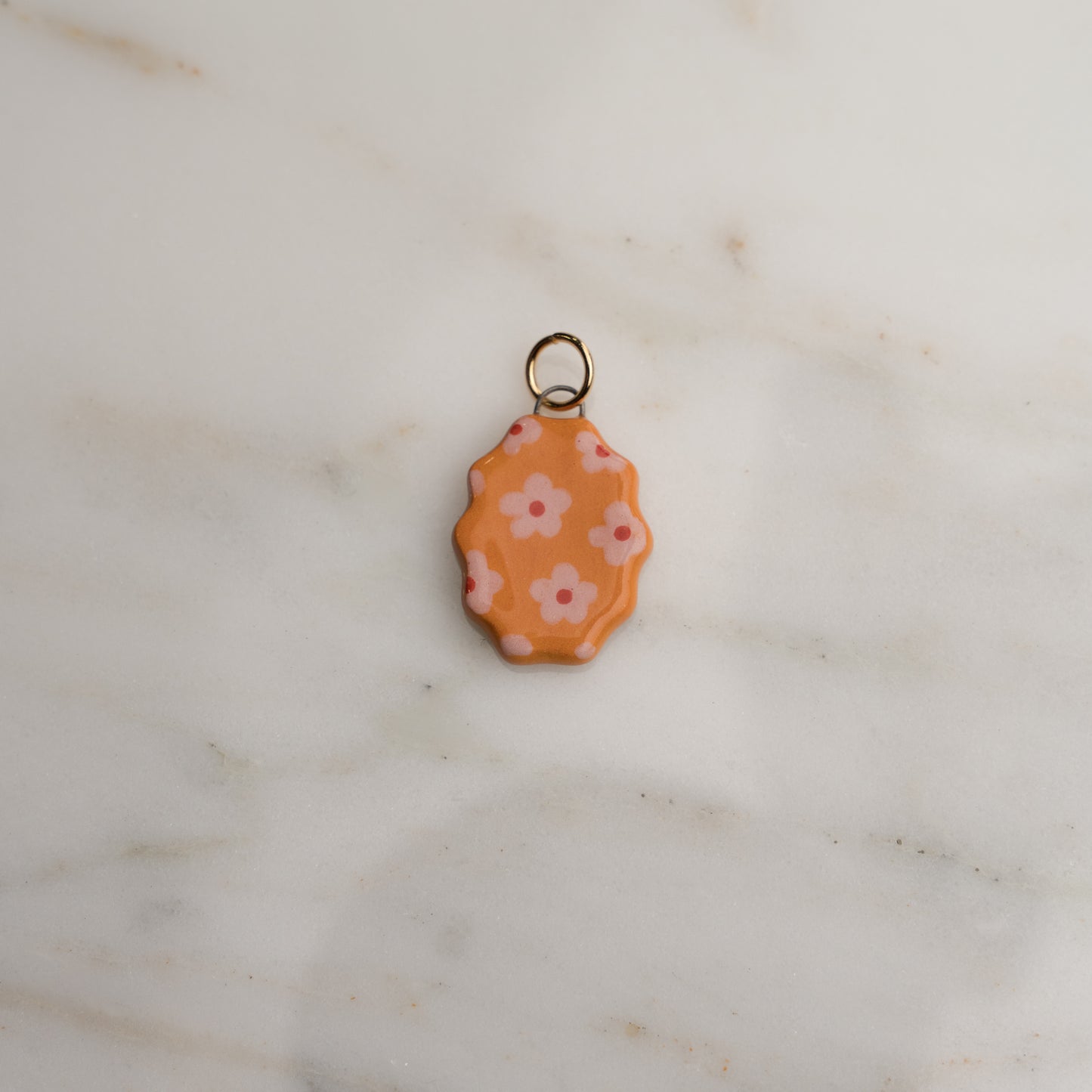 Ciondolo ovale con bordo ondulato