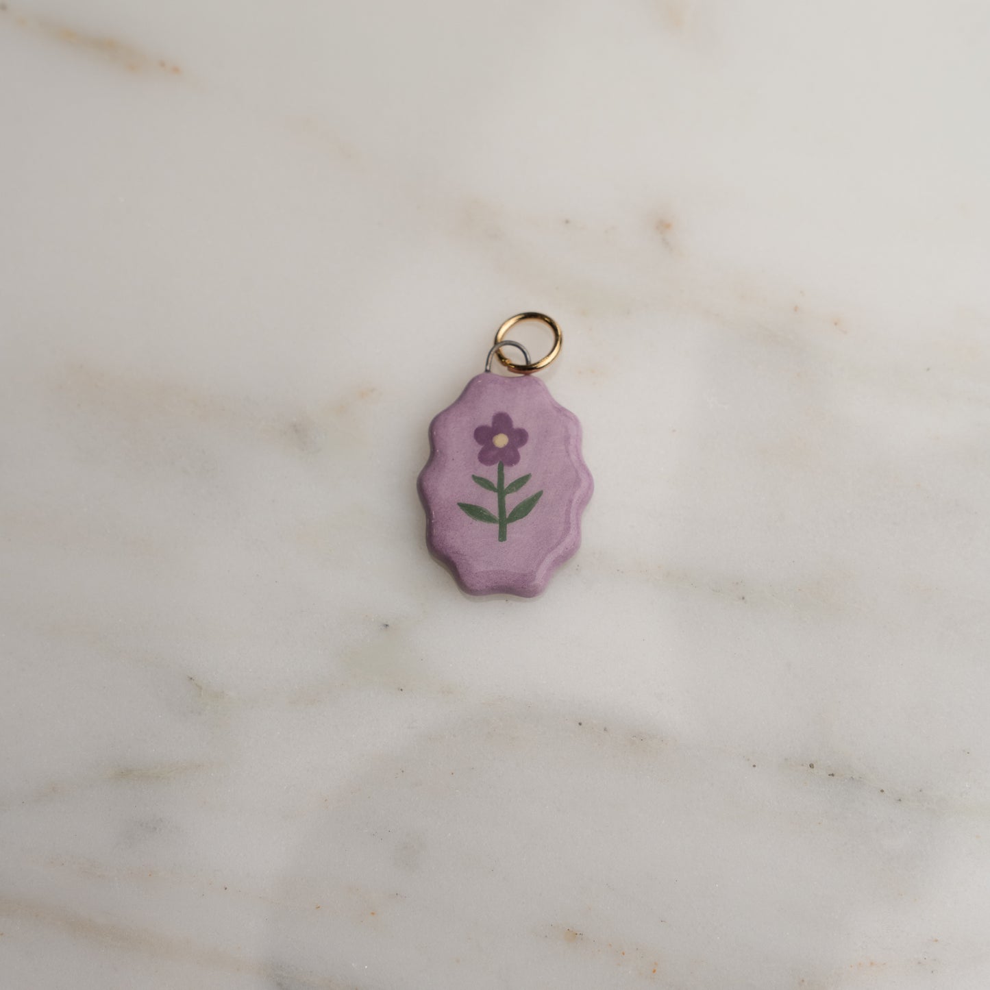 Ciondolo ovale con bordo ondulato