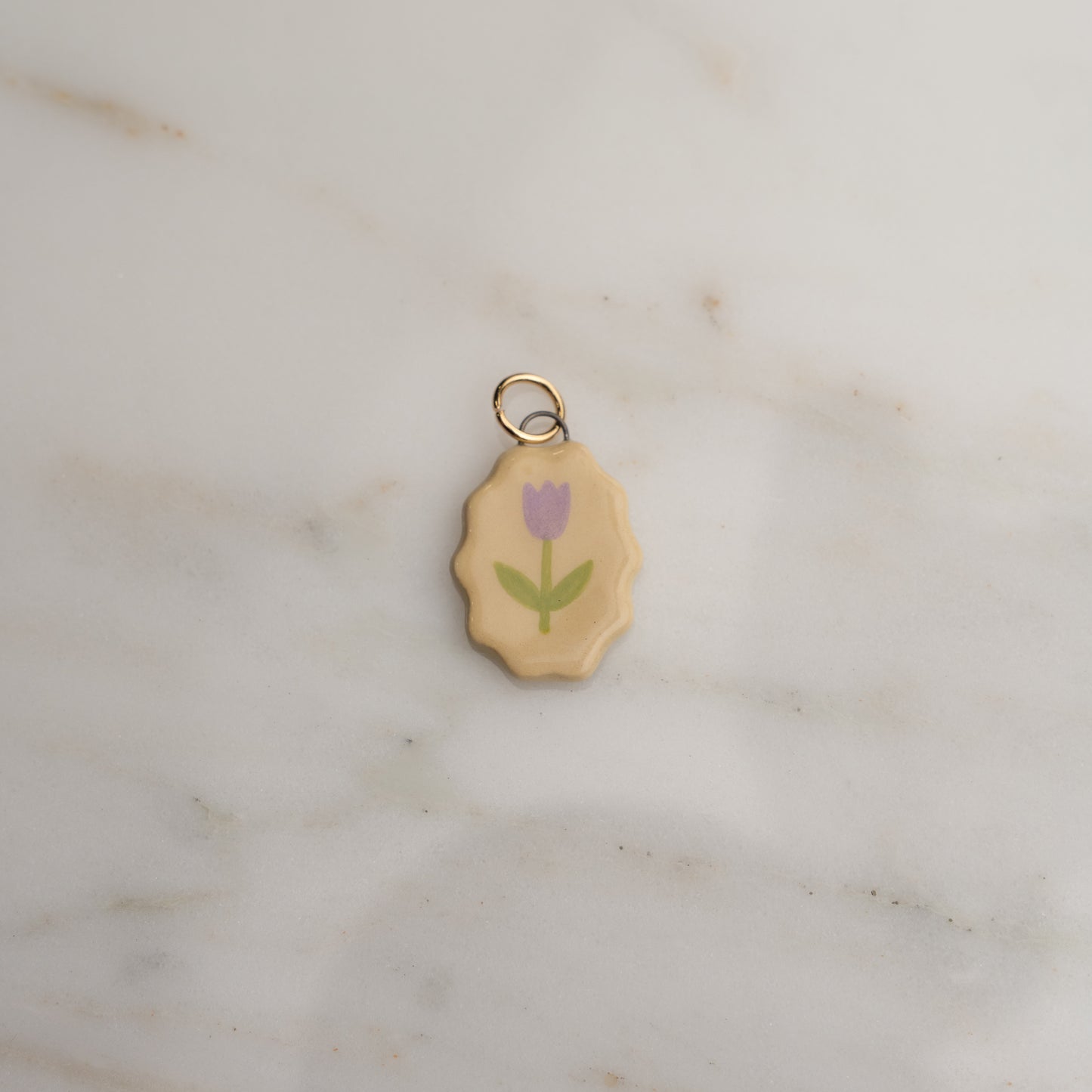 Ciondolo ovale con bordo ondulato