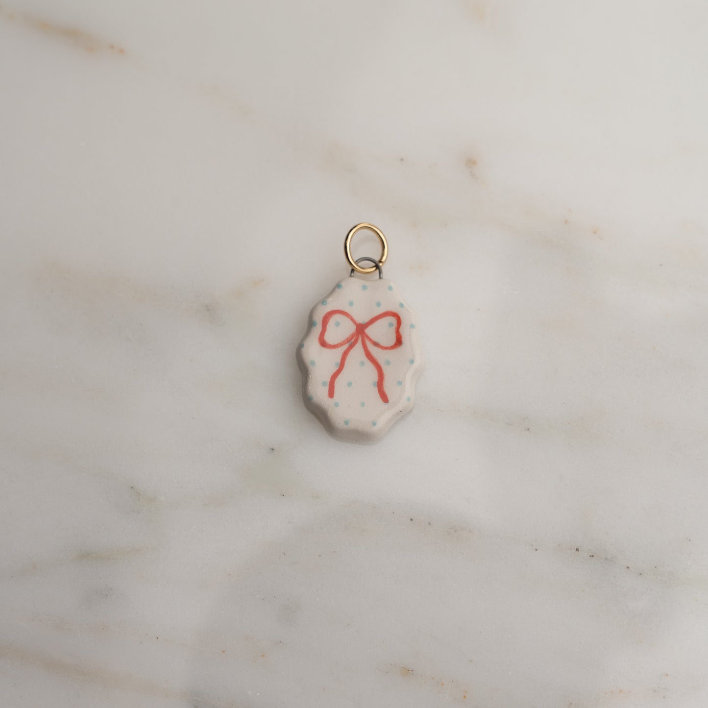 Ciondolo ovale con bordo ondulato