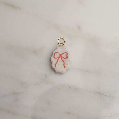 Ciondolo ovale con bordo ondulato