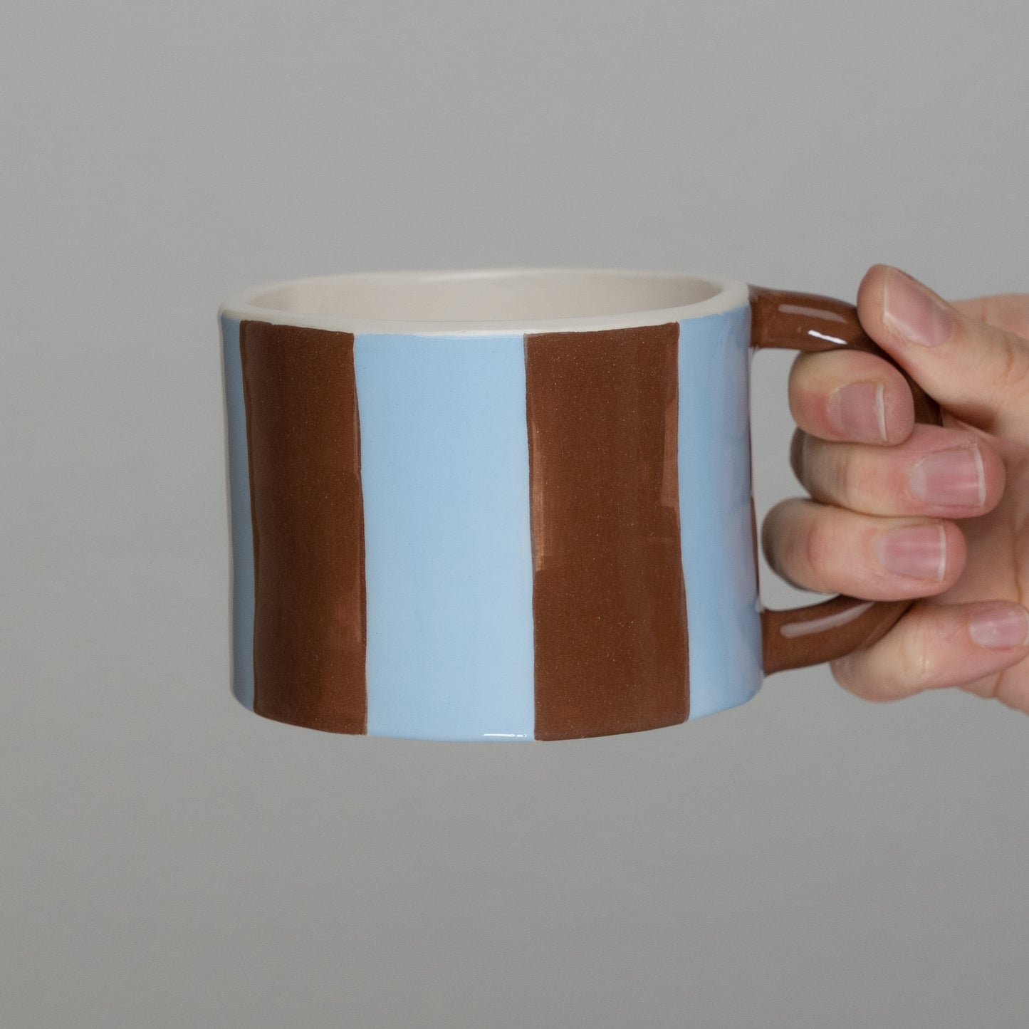 Tazza a righe azzurra e marrone