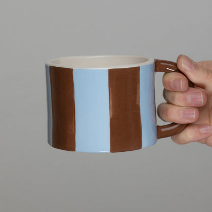 Tazza a righe azzurra e marrone
