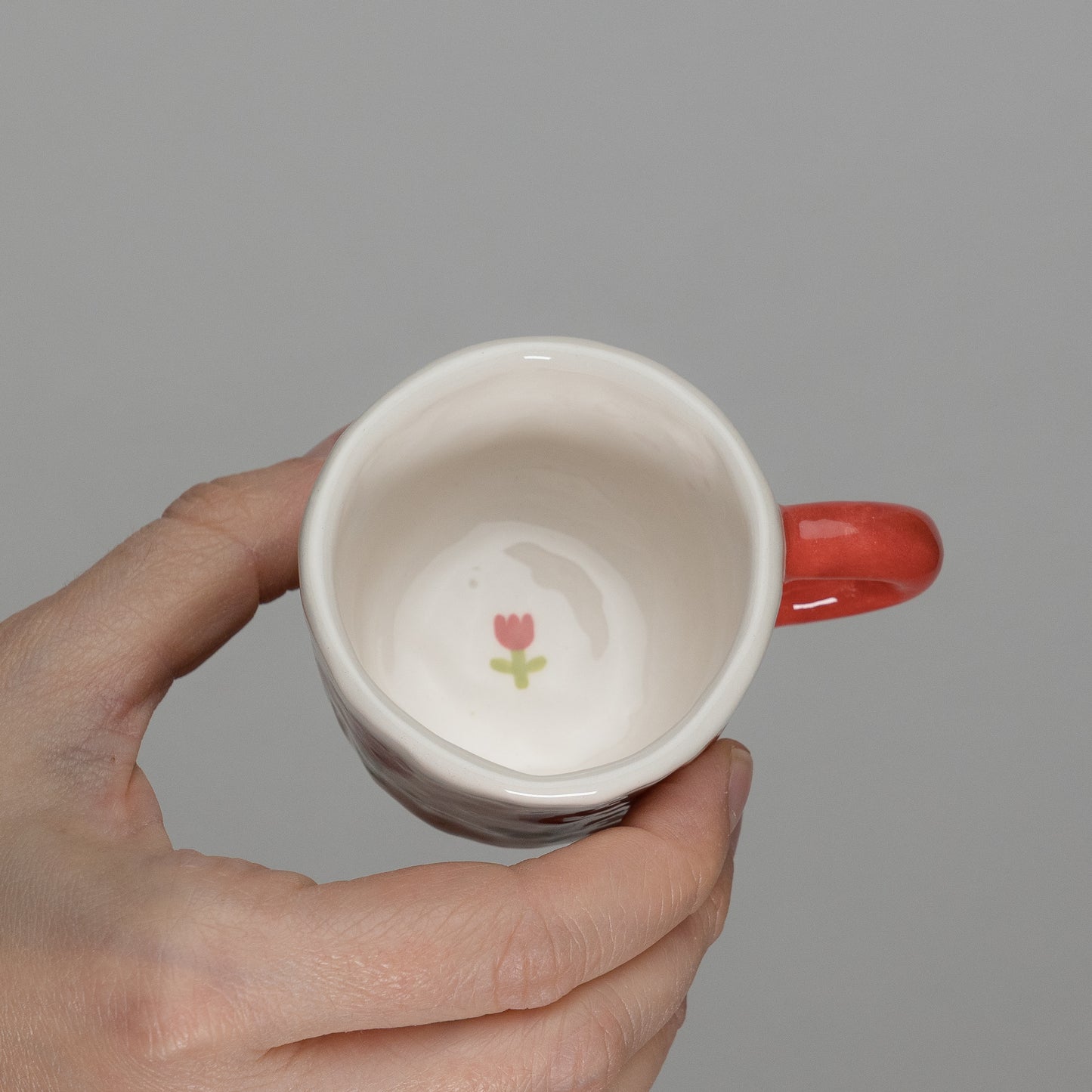 Tazzina con tulipani e manico rosso