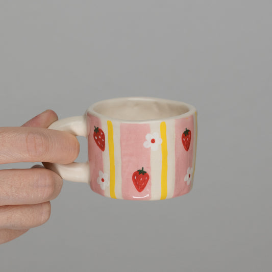 Tazzina a righe con fragole e fiori