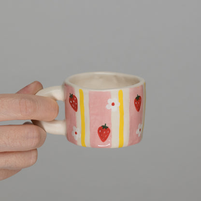 Tazzina a righe con fragole e fiori