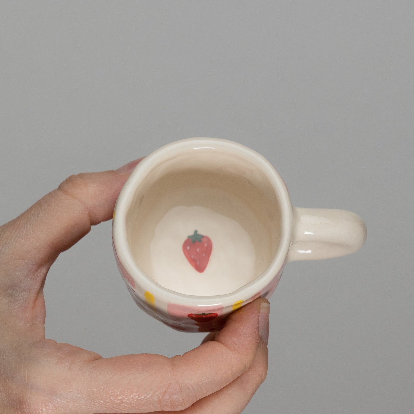 Tazzina a righe con fragole e fiori