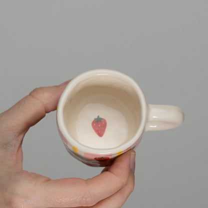 Tazzina a righe con fragole e fiori