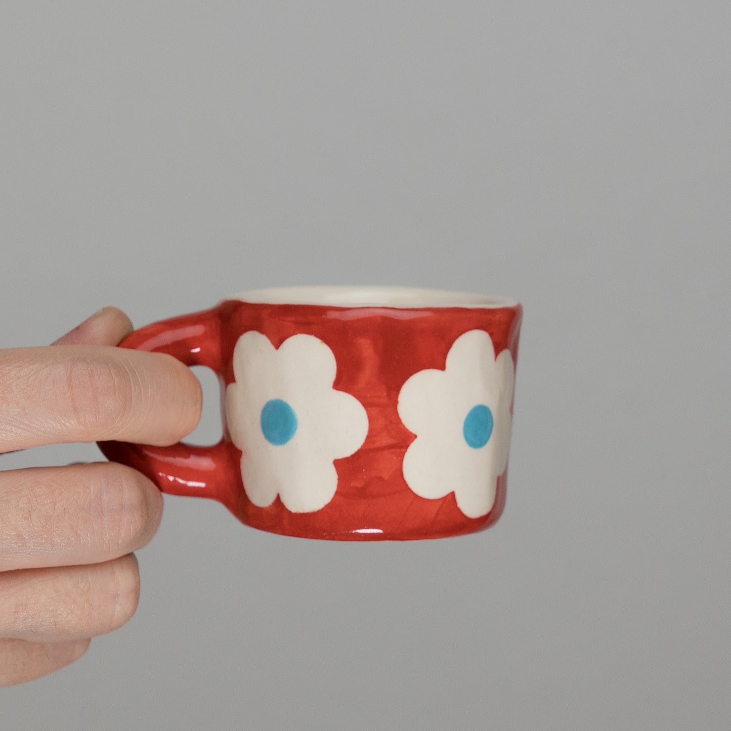 Tazzina rossa con fiori