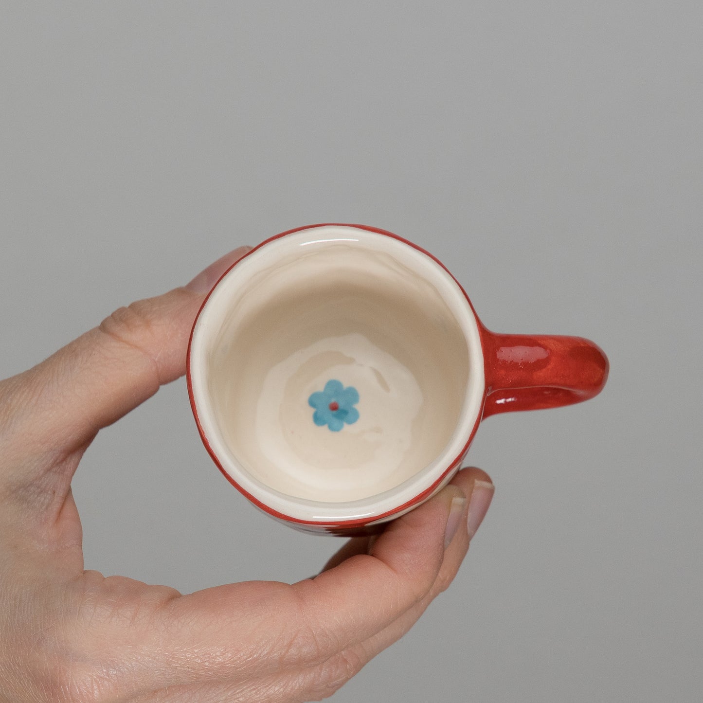 Tazzina rossa con fiori