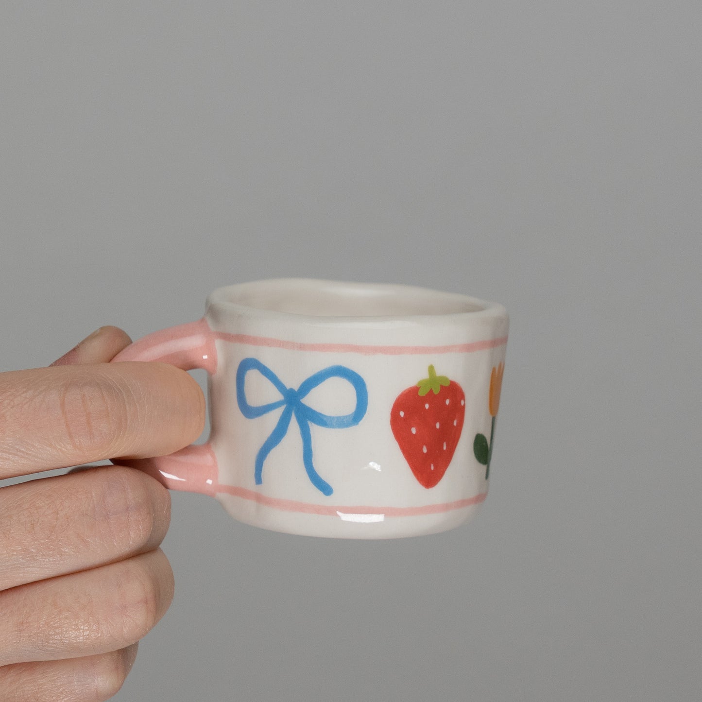 Tazzina con disegni e manico rosa