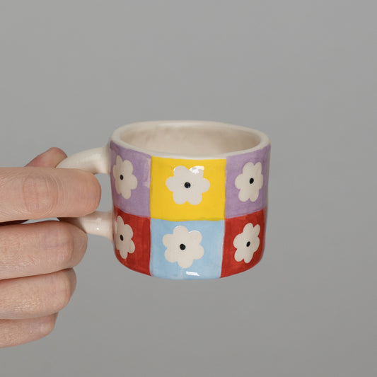 Tazzina con riquadri e fiori